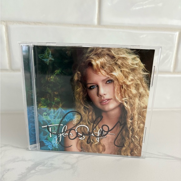 Taylor Swift SIGNED Debut CD Album - Picture 1 of 8